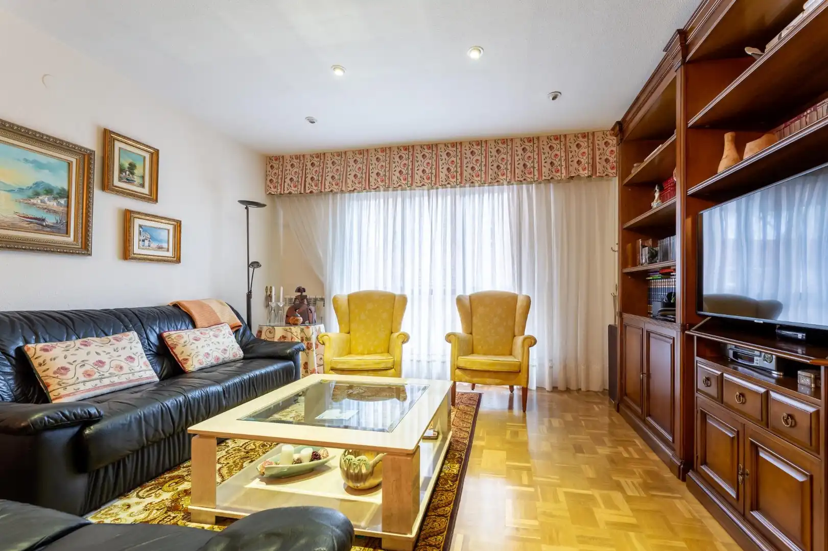 Living room of Flat for sale in Tres Cantos  with Heating, Parquet flooring and Storage room