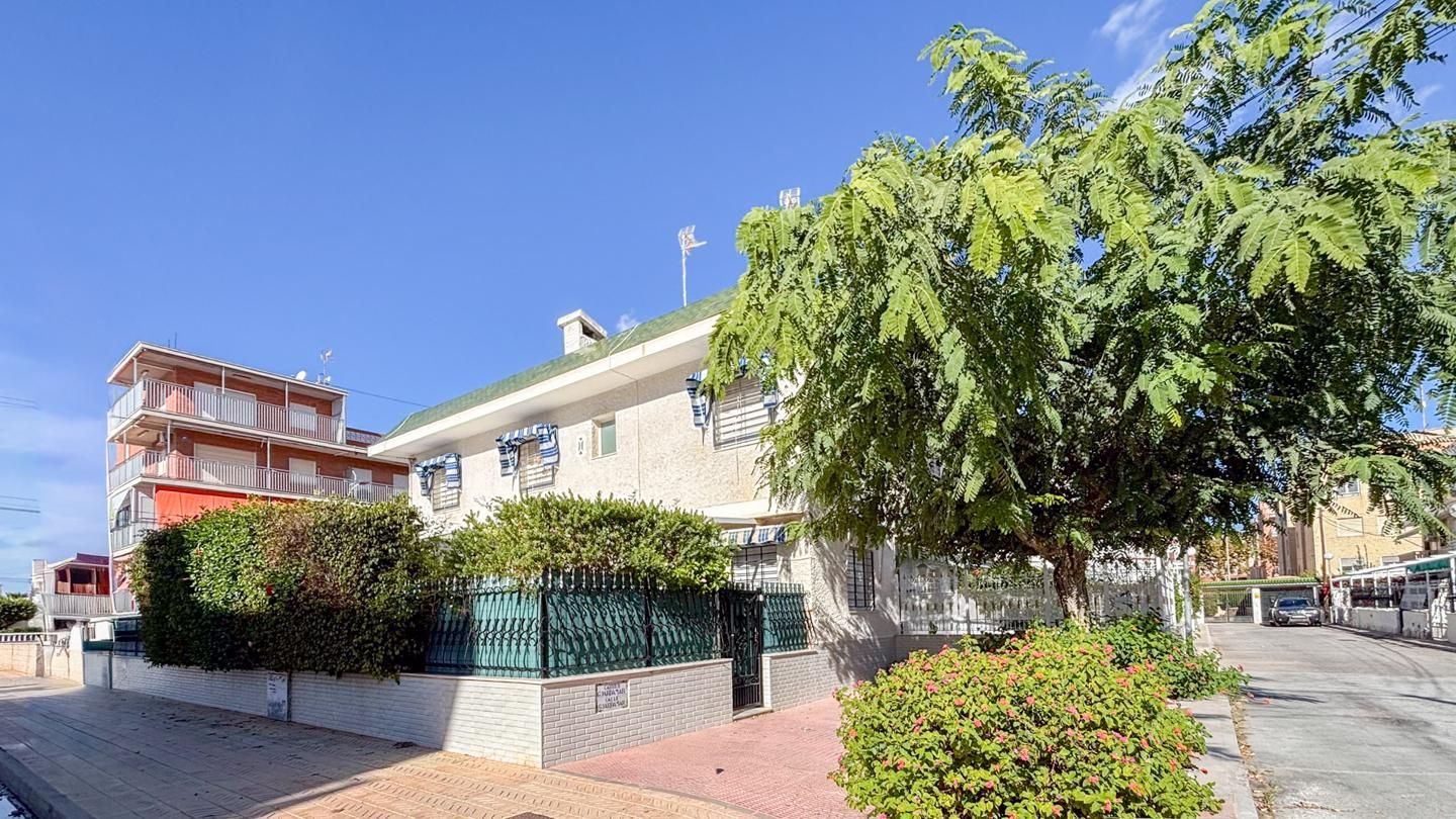 Vista exterior de Casa adosada en venta en Santa Pola con Aire acondicionado, Terraza y Trastero