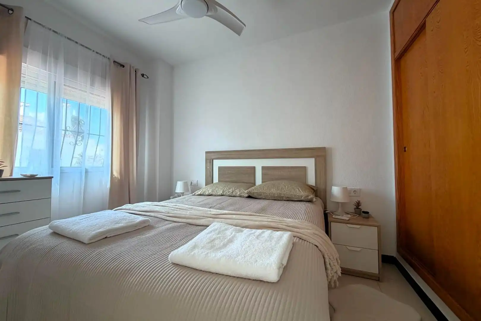 Schlafzimmer von Einfamilien-Reihenhaus zum Verkauf in Torrevieja mit Klimaanlage, Heizung und Terrasse