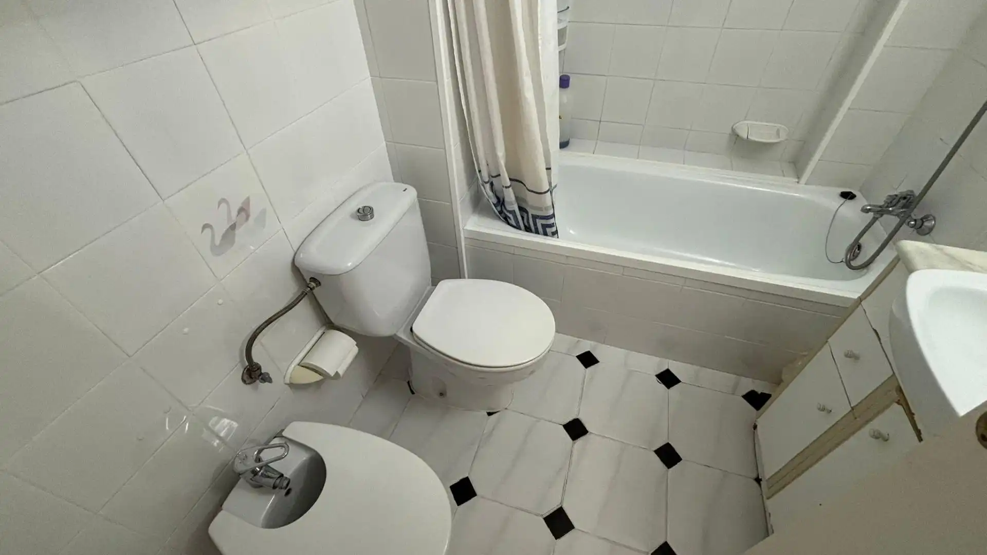 Bathroom of Apartments for rent in Vilanova i la Geltrú