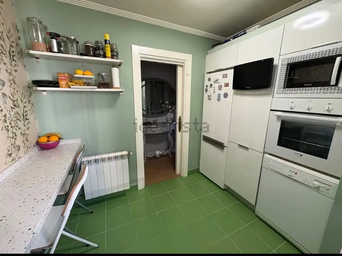 Cocina de Piso en venta en Valladolid con Calefacción, Amueblado y Horno