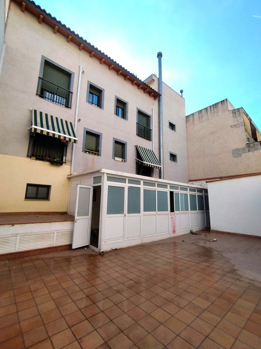 Vista exterior de Local en venda en Sant Boi de Llobregat