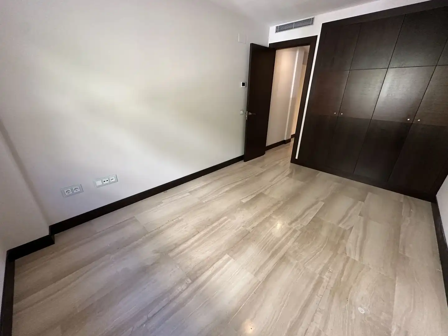 Wohnung zum Verkauf in Benahavís mit Terrasse, Abstellraum und Alarm