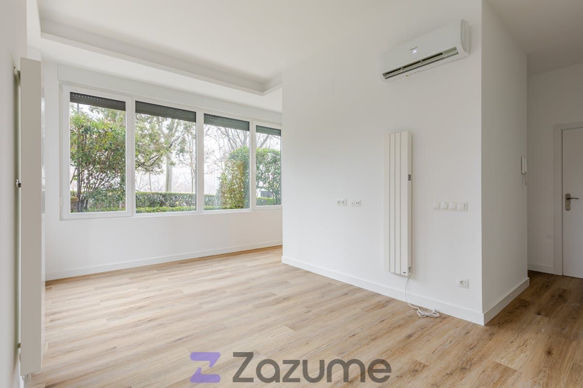 Bedroom of Flat to rent in  Madrid Capital  with Heating, Parquet flooring and Swimming Pool