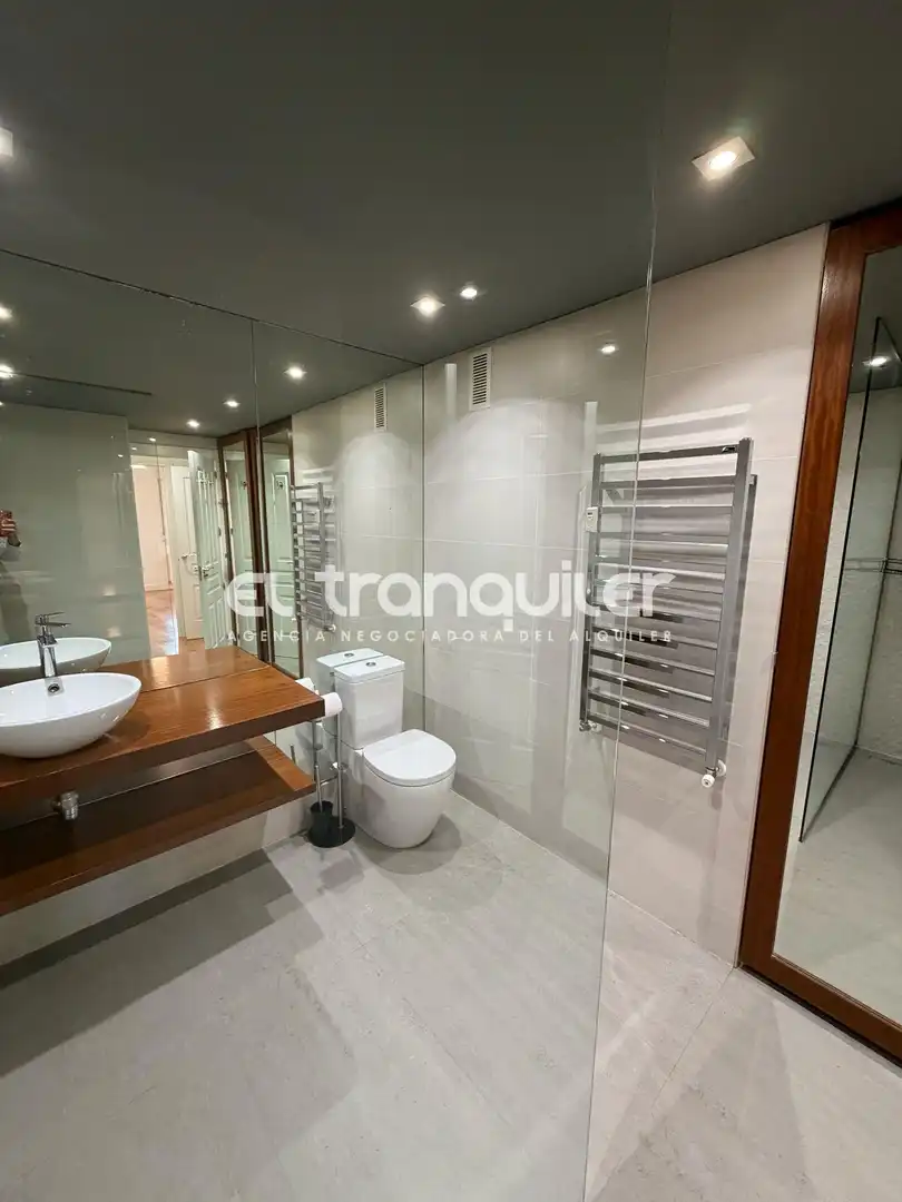 Badezimmer von Wohnung zur Miete in Las Rozas de Madrid mit Parkett, Abstellraum und Schwimmbad