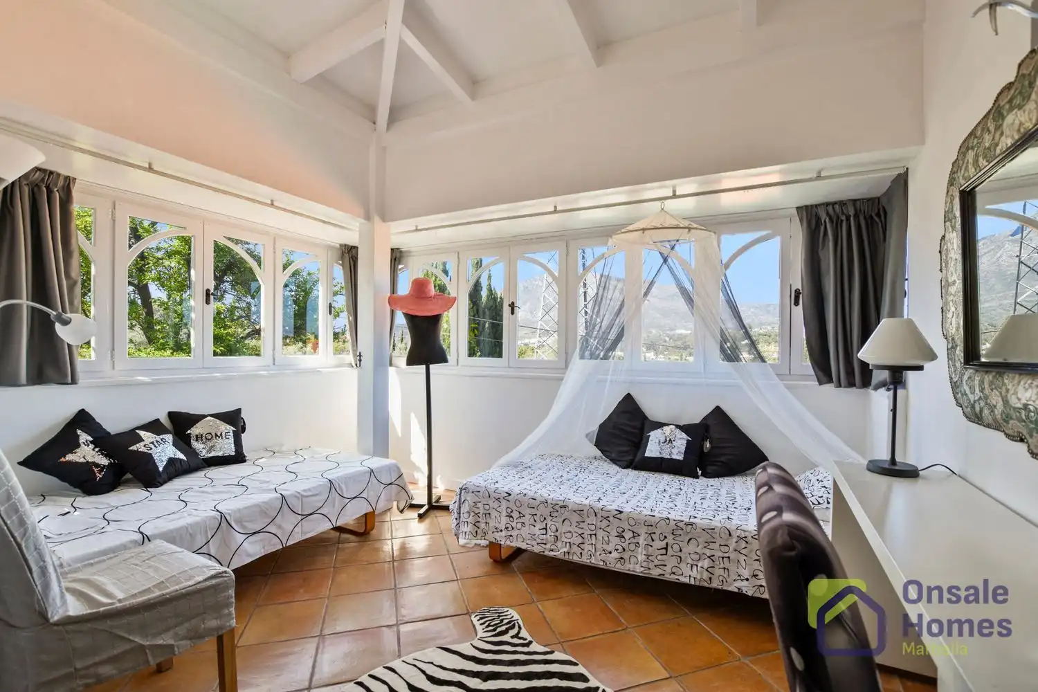 Dormitori de Casa o xalet en venda en Marbella amb Aire condicionat, Jardí privat i Terrassa