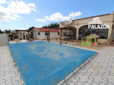 Detached house with pool for sale in Albatera