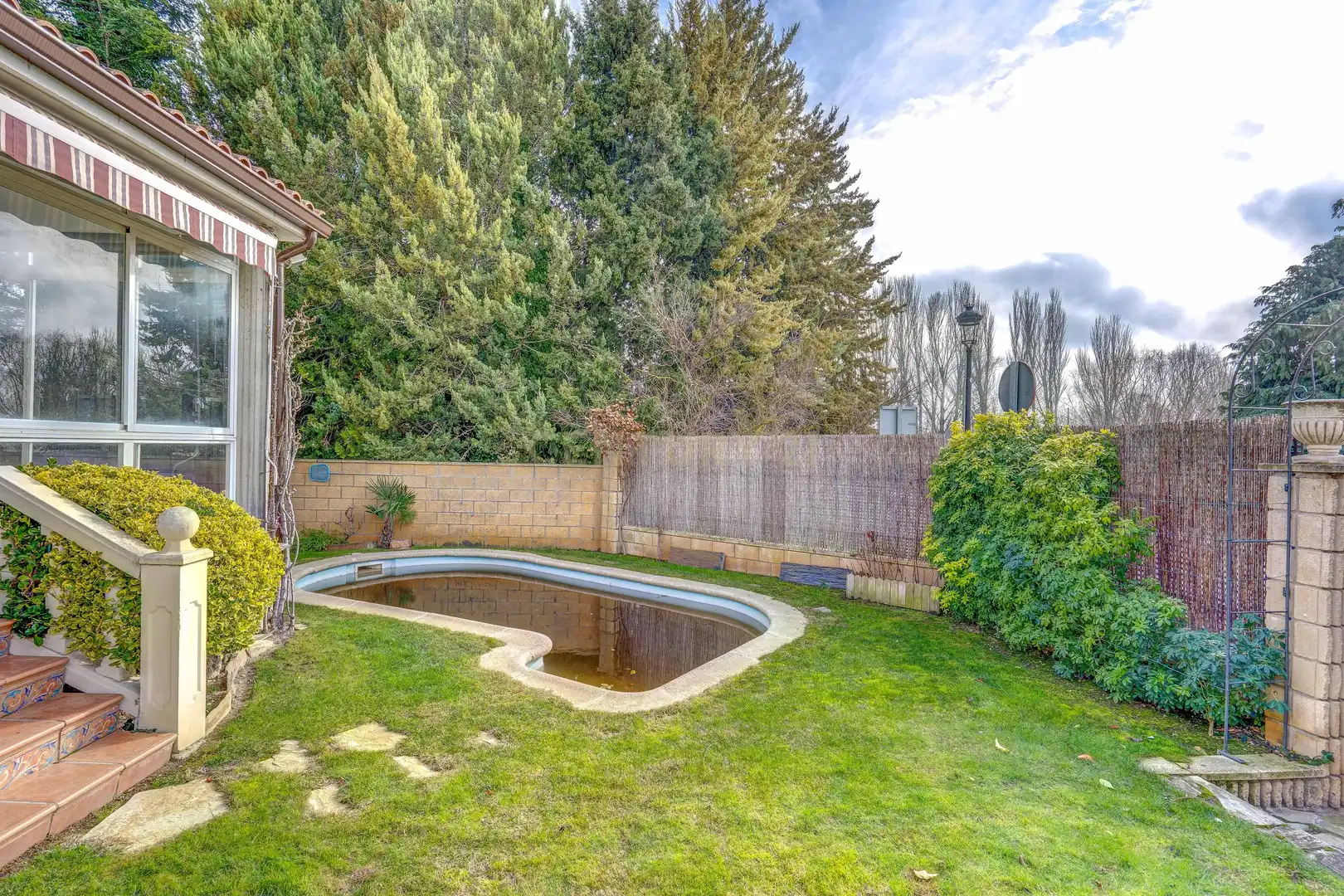 Schwimmbecken von Einfamilien-Reihenhaus zum Verkauf in Anguciana mit Privatgarten, Abstellraum und Schwimmbad