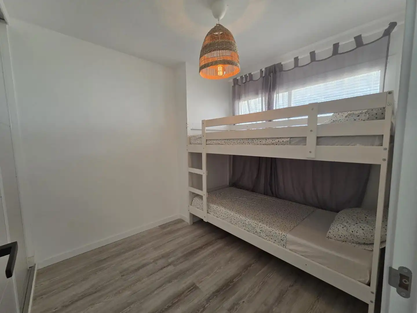 Habitación de Piso de alquiler en Benalmádena con Terraza y Piscina comunitaria