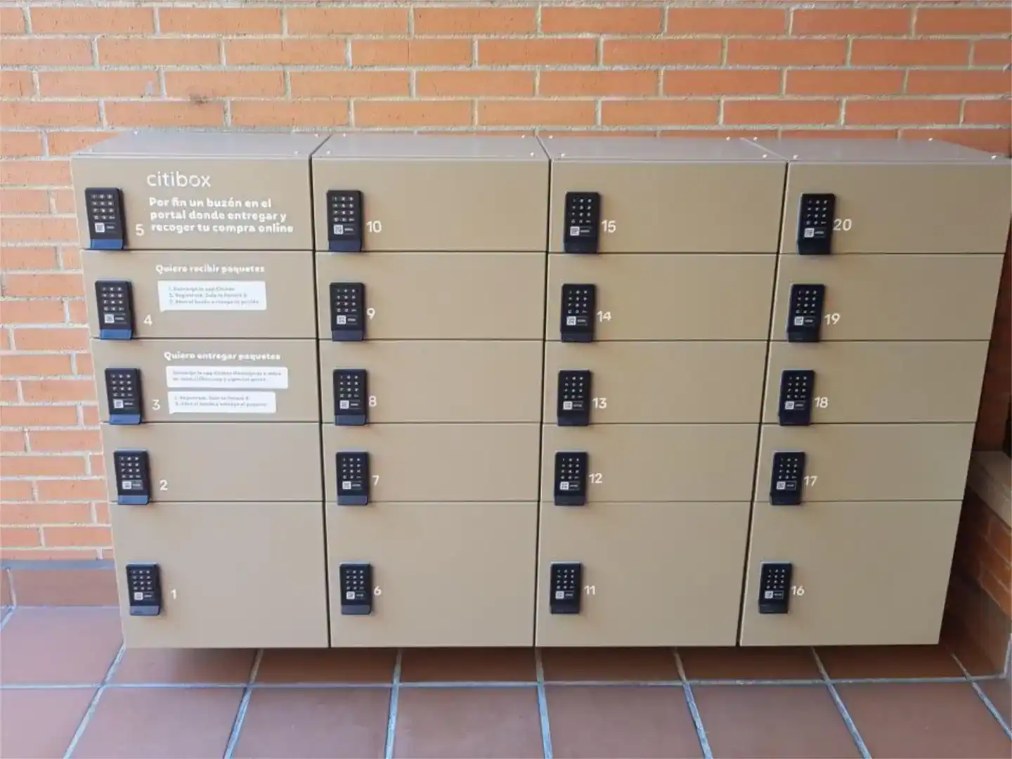 Parkplatz von Wohnung zur Miete in  Madrid Capital mit Klimaanlage, Schwimmbad und Balkon