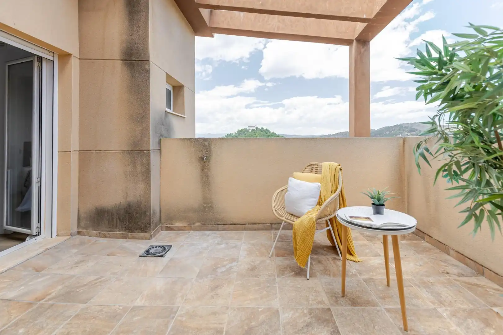 Terrasse von Einfamilien-Reihenhaus zum Verkauf in Gilet mit Terrasse, Abstellraum und Balkon
