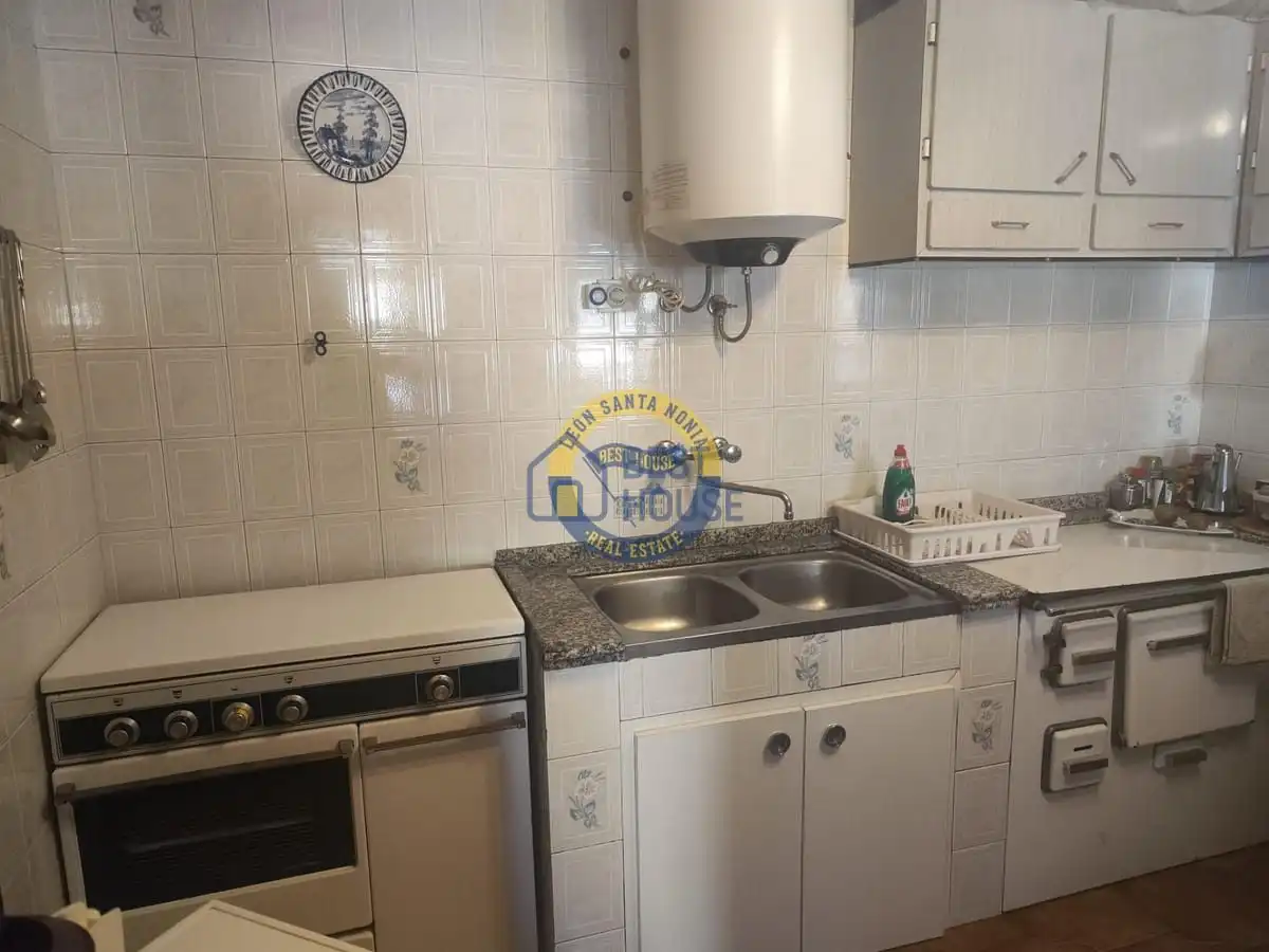 Kitchen of Houses for sale in Villanueva de las Manzanas, León