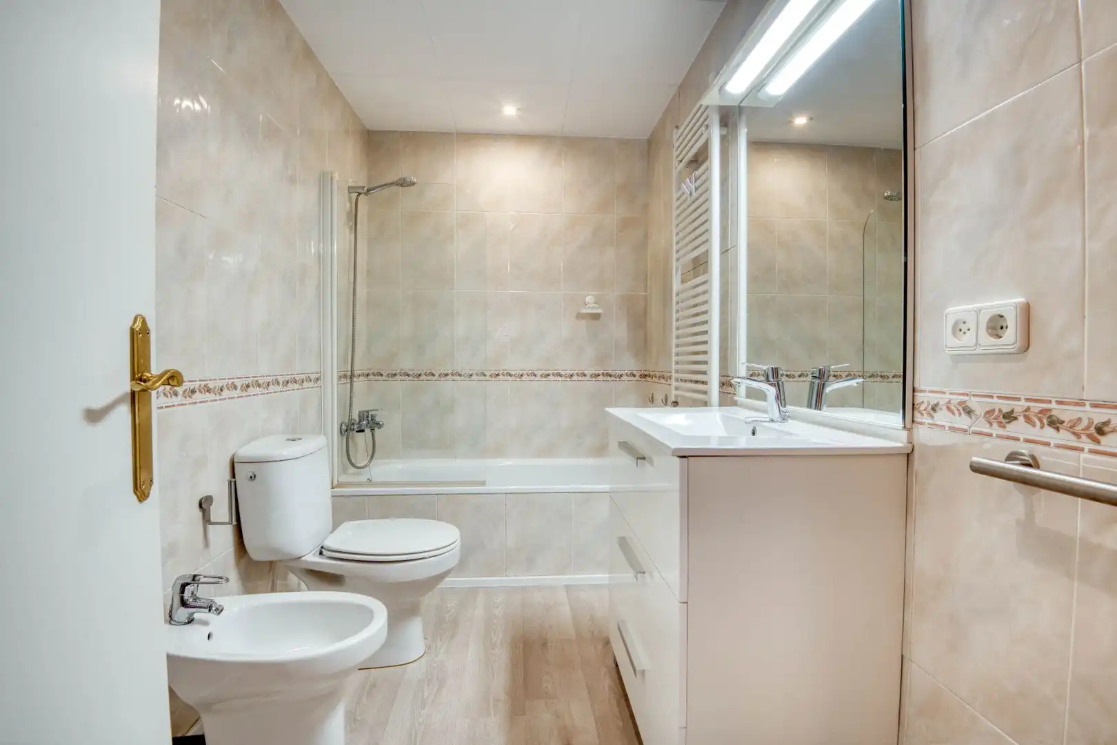 Badezimmer von Einfamilien-Reihenhaus zum Verkauf in Sant Feliu de Guíxols mit Klimaanlage, Heizung und Terrasse