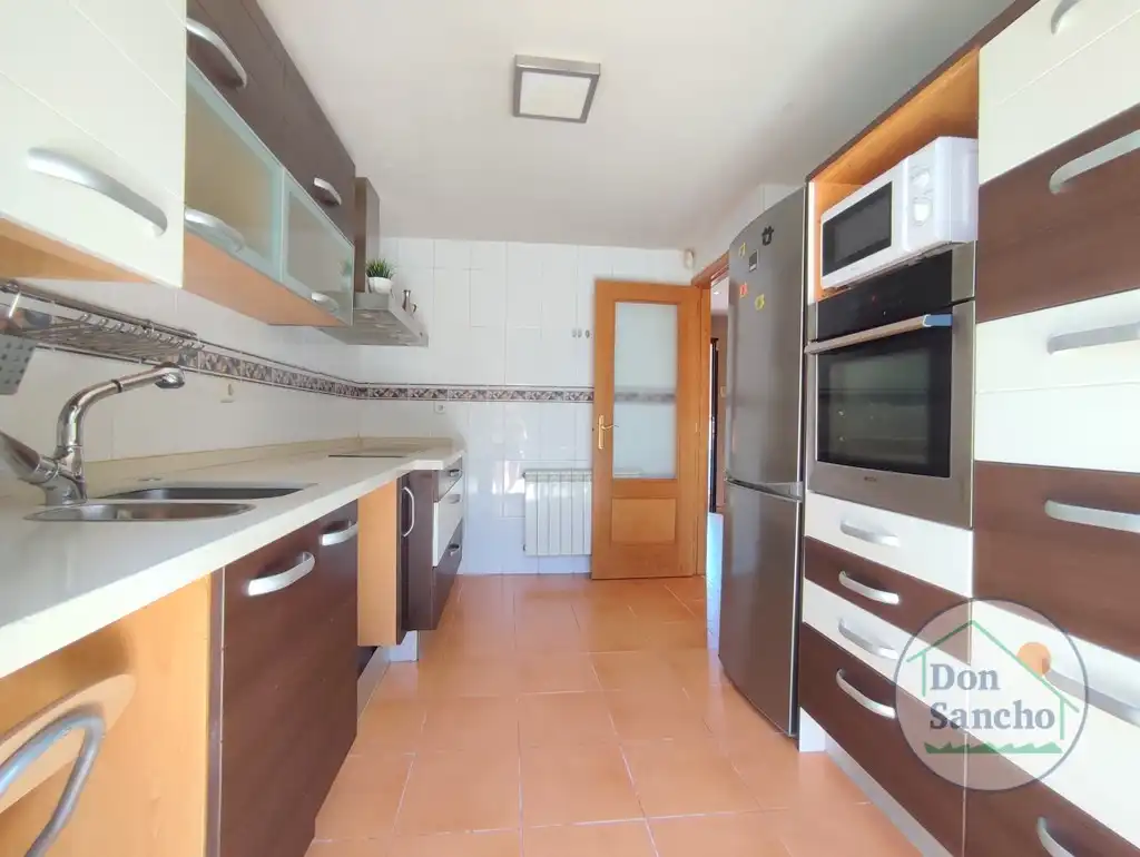 Cocina de Casa adosada en venta en Viana de Cega con Calefacción, Jardín privado y Terraza