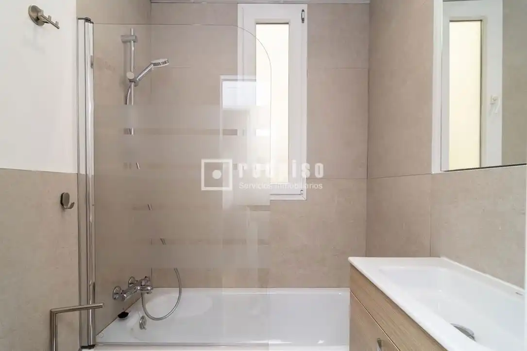 Bathroom of Flat for rent in Madrid  with Air Conditioner, Heating and Parquet flooring