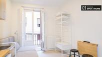 Bedroom of Flat to rent in  Madrid Capital  with Air Conditioner, Heating and Balcony