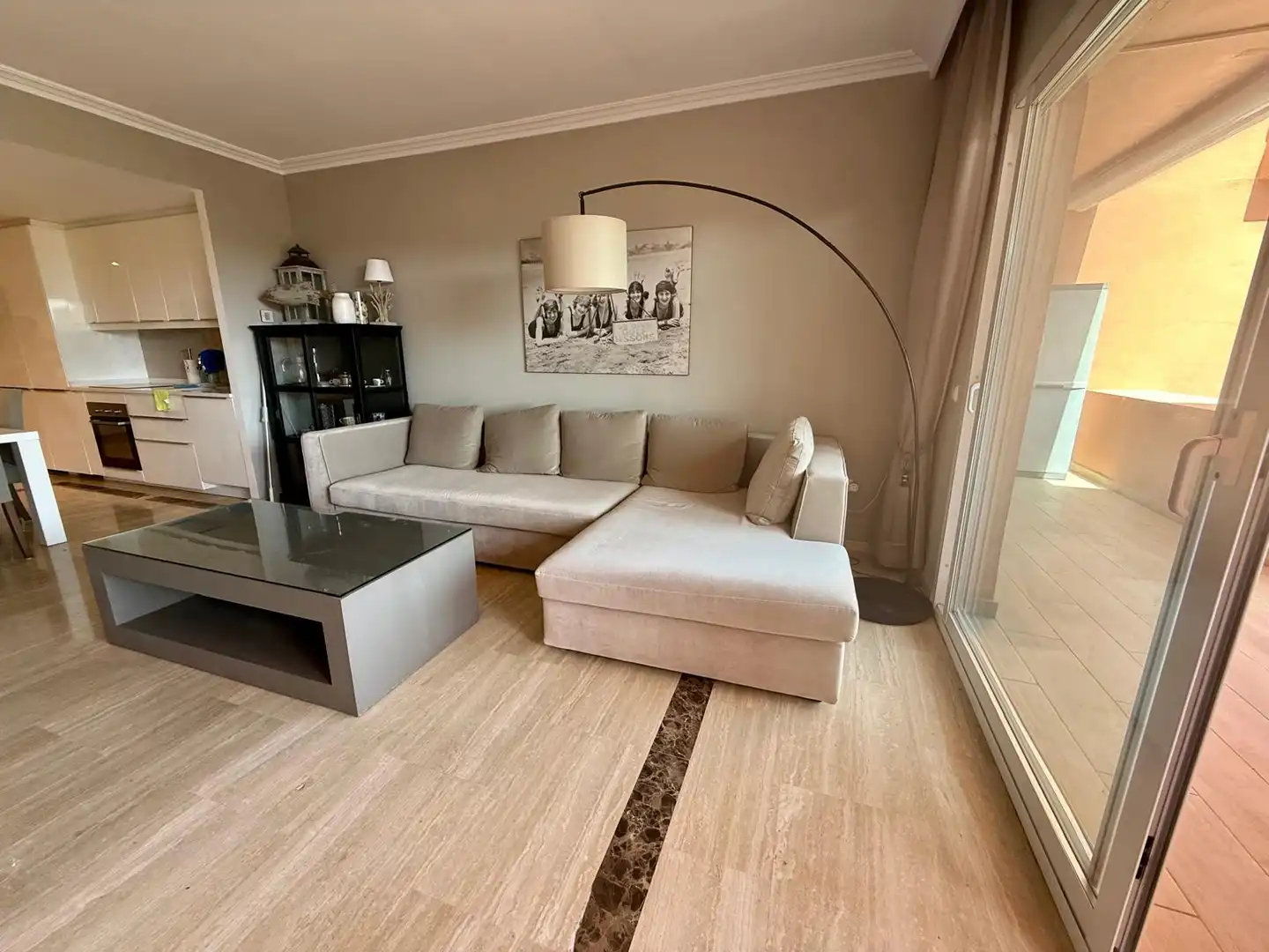 Sala d'estar de Apartament de lloguer en Marbella amb Aire condicionat, Terrassa i Piscina