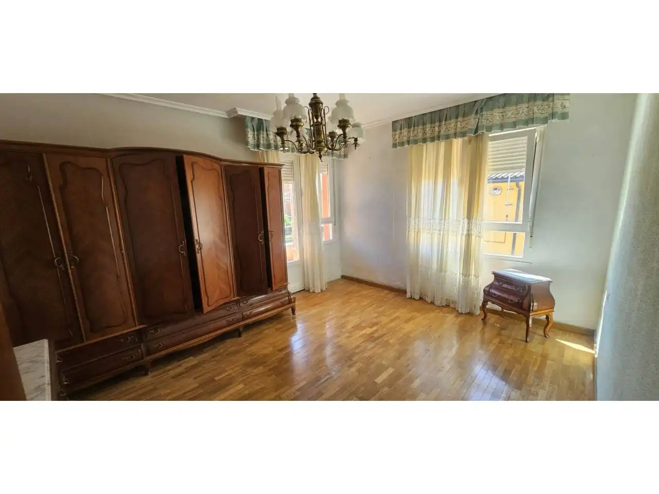 Habitación de Casa adosada en venta en Sariegos con Calefacción, Parquet y Terraza