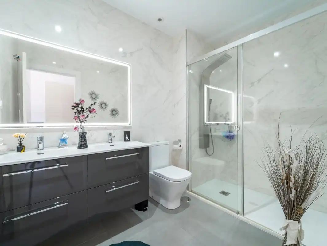 Baño de Piso en venta en Vélez-Málaga con Aire acondicionado, Calefacción y Jardín privado