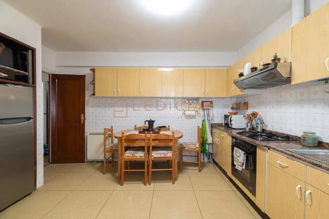 Cuina de Pis en venda en Vigo  amb Calefacció, Parquet i Moblat