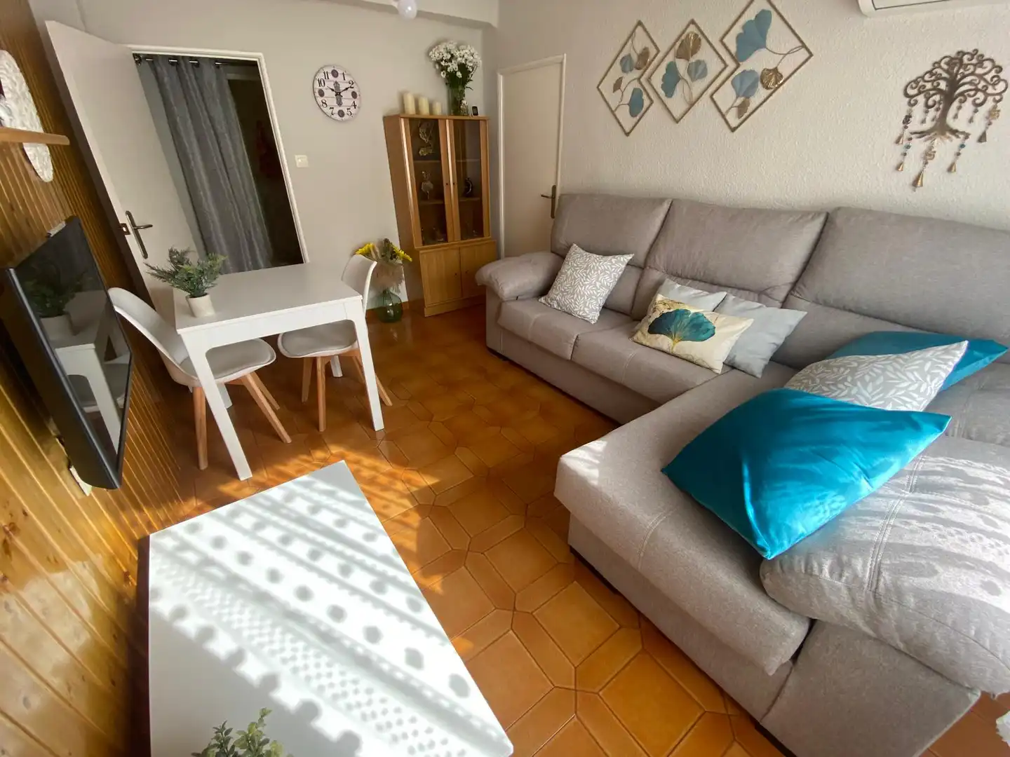 Living room of Flat for sale in  Albacete Capital  with Air Conditioner, Furnished and Balcony