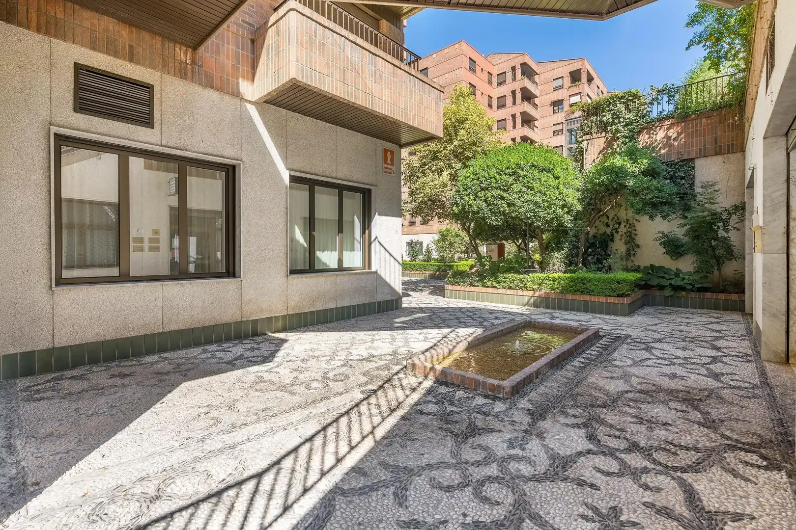 Vista exterior de Estudi en venda en Granada amb Aire condicionat, Jardí privat i Moblat