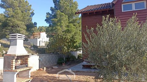 VIVIENDA DE MADERA TIPO CHALET EN URBANIZACIÓN RODEADA DE MONTAÑAS