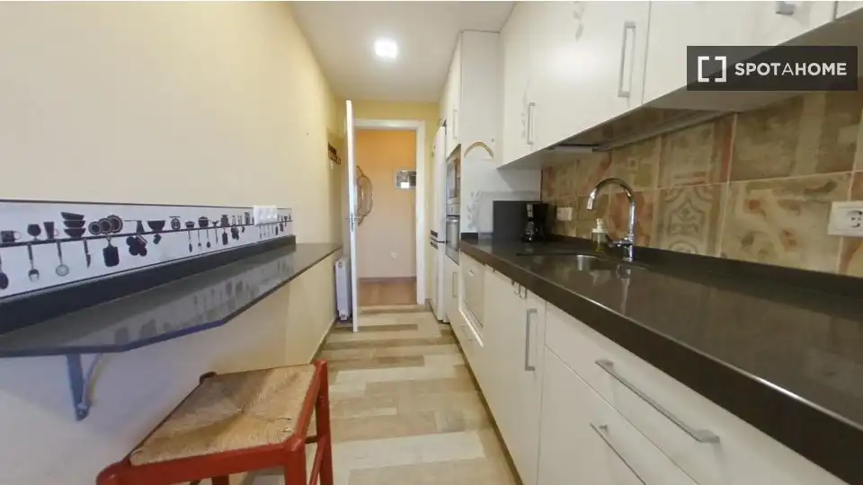 Cuina de Pis de lloguer en Madrid amb Aire condicionat, Calefacció i Moblat