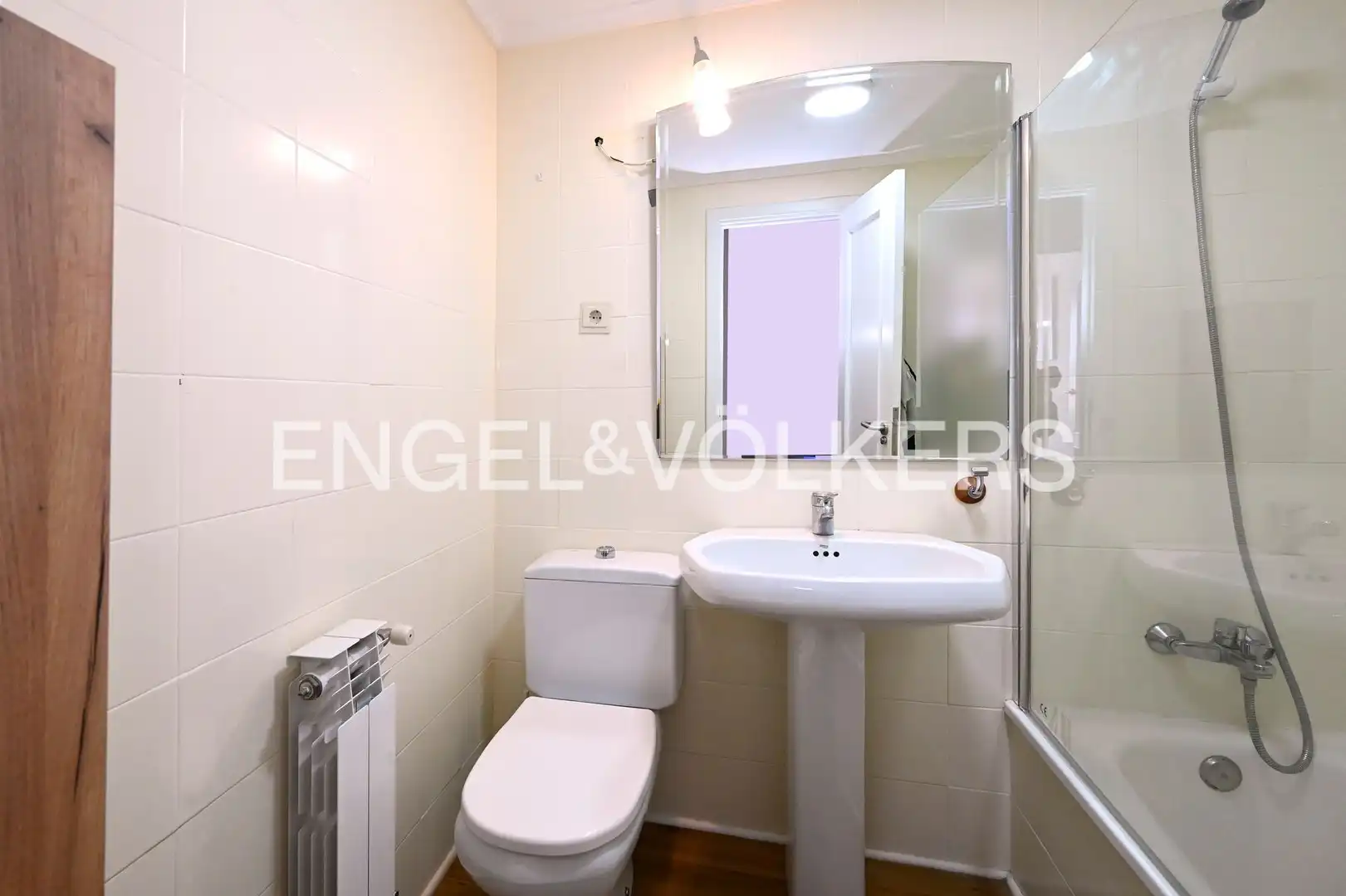 Badezimmer von Wohnung zum Verkauf in Santander mit Heizung, Privatgarten und Abstellraum