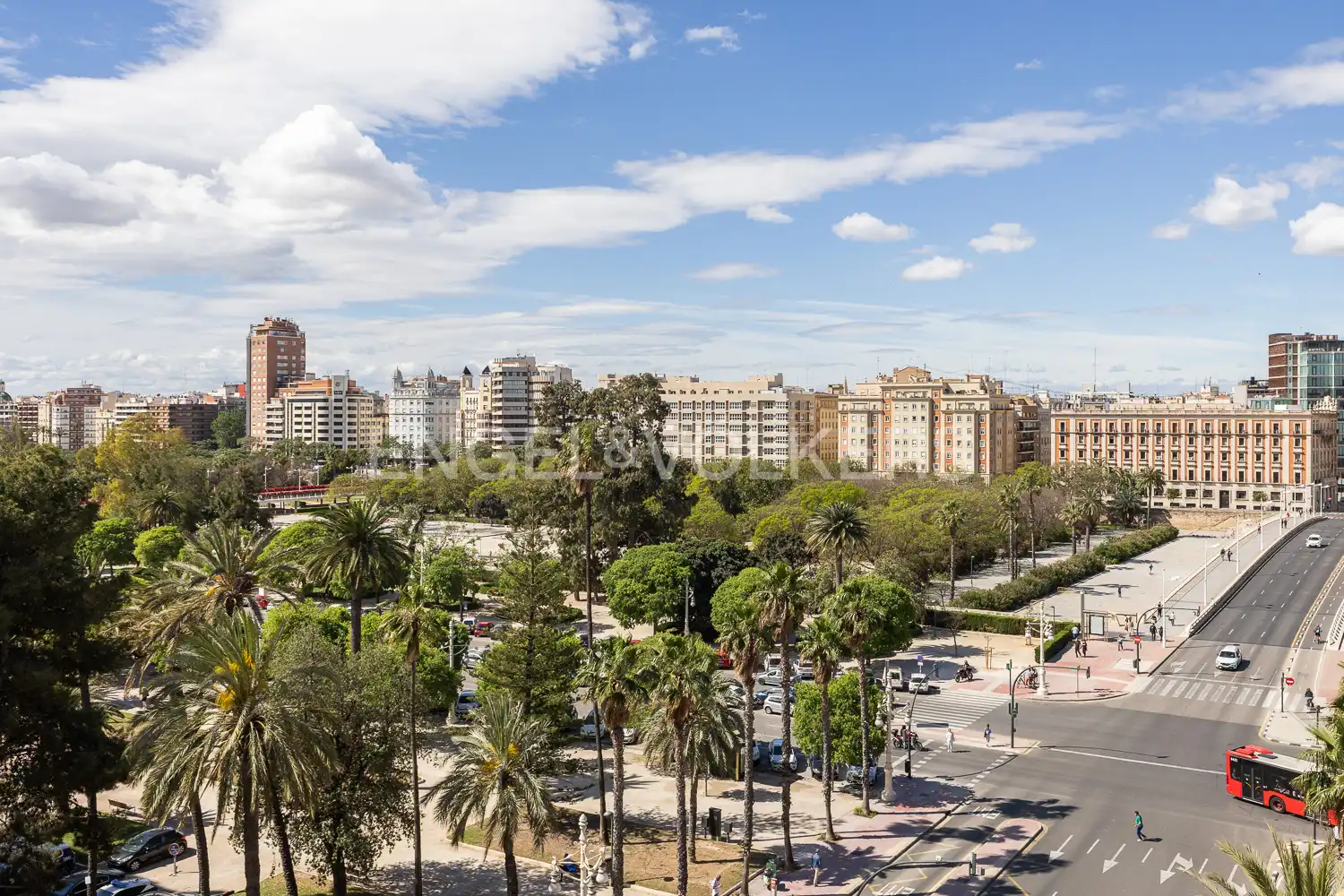 Außenansicht von Wohnung zur Miete in Valencia mit Klimaanlage, Heizung und Terrasse