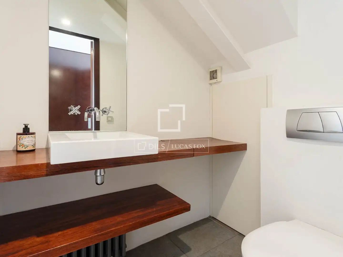 Bathroom of Houses for sale in Barcelona  with Air Conditioner, Terrace and Storage room