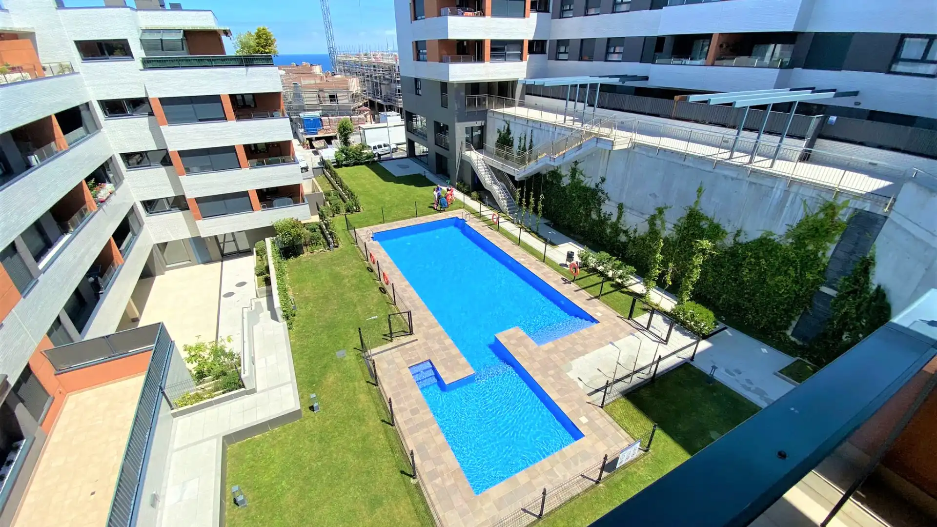 Schwimmbecken von Wohnung zum Verkauf in Castro-Urdiales mit Heizung, Parkett und Terrasse