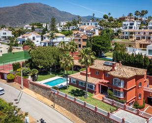 Vista exterior de Casa o xalet en venda en Estepona amb Jardí privat i Piscina