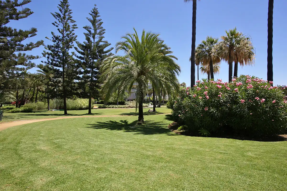 Garten von Erdgeschoss zur Miete in Marbella mit Klimaanlage, Terrasse und Schwimmbad