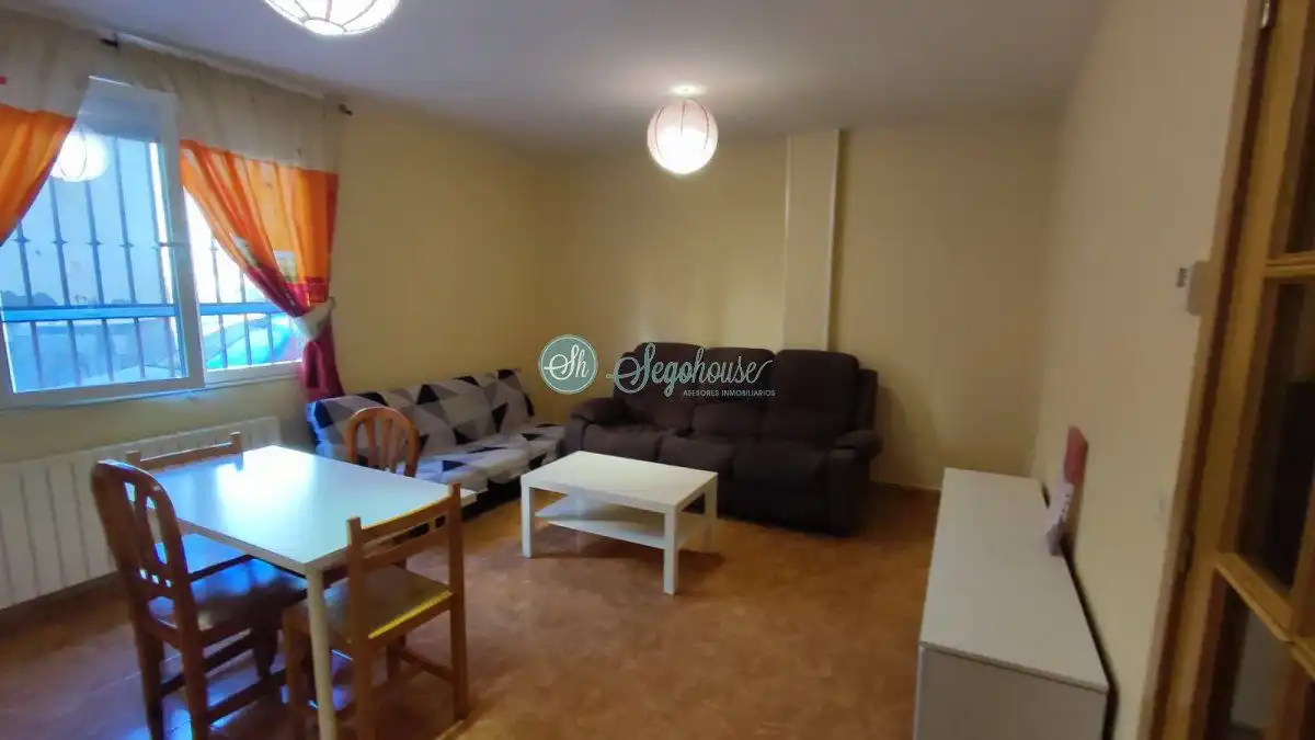 Sala de estar de Piso en venta en Hontanares de Eresma con Calefacción, Terraza y Amueblado