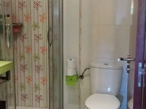 Bany de Pis de lloguer en Cangas  amb Calefacció, Parquet i Terrassa