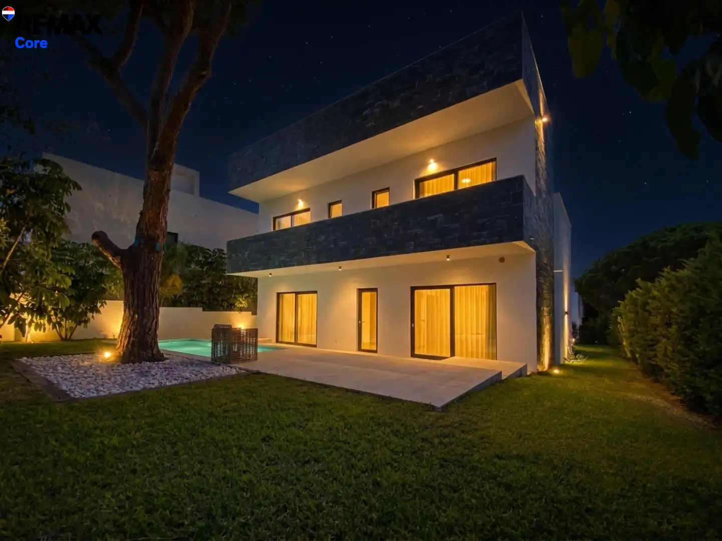 Vista exterior de Casa o xalet en venda en Marbella amb Aire condicionat, Calefacció i Jardí privat