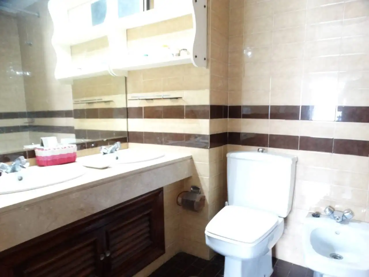 Baño de Ático en venta en Huelva con Calefacción, Terraza y Balcón