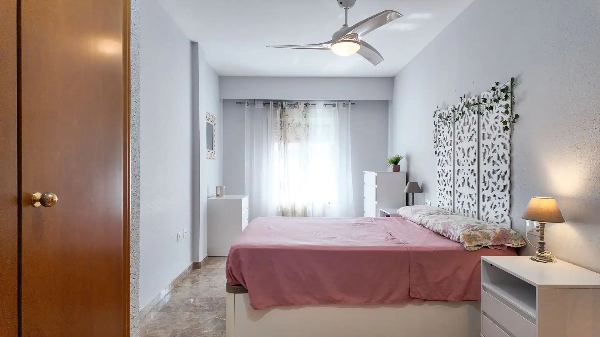 Dormitori de Apartament de lloguer en Valencia amb Aire condicionat, Calefacció i Terrassa