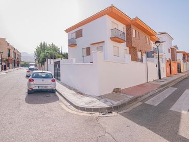 Casa bifamiliare con balcone in vendita a Calle Río Monachil 7