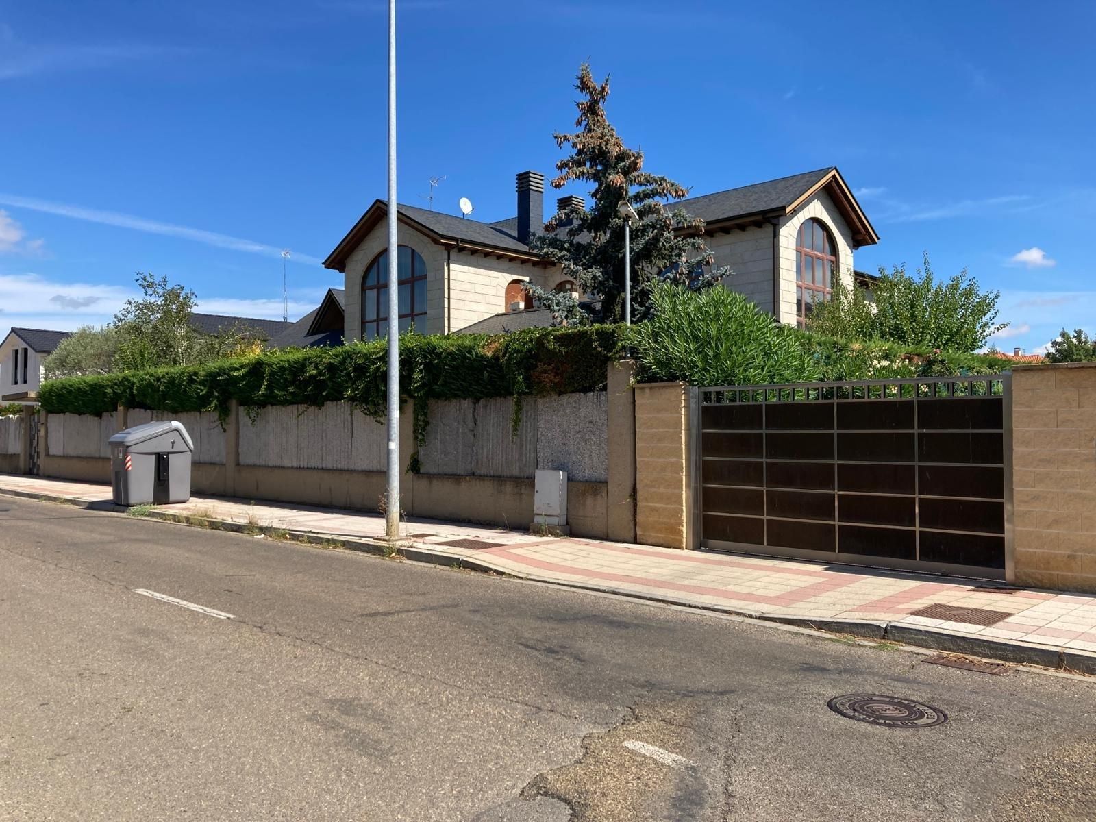 Exterior view of House or chalet for sale in León Capital   with Air Conditioner, Heating and Private garden