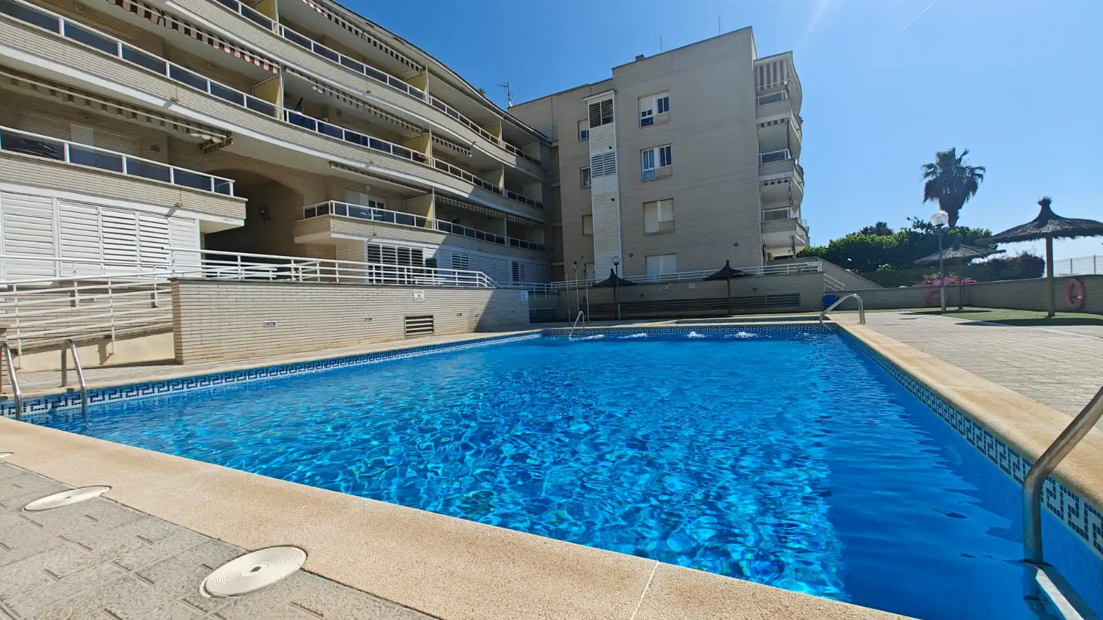 Schwimmbecken von Wohnung zum Verkauf in Cunit mit Klimaanlage, Heizung und Terrasse