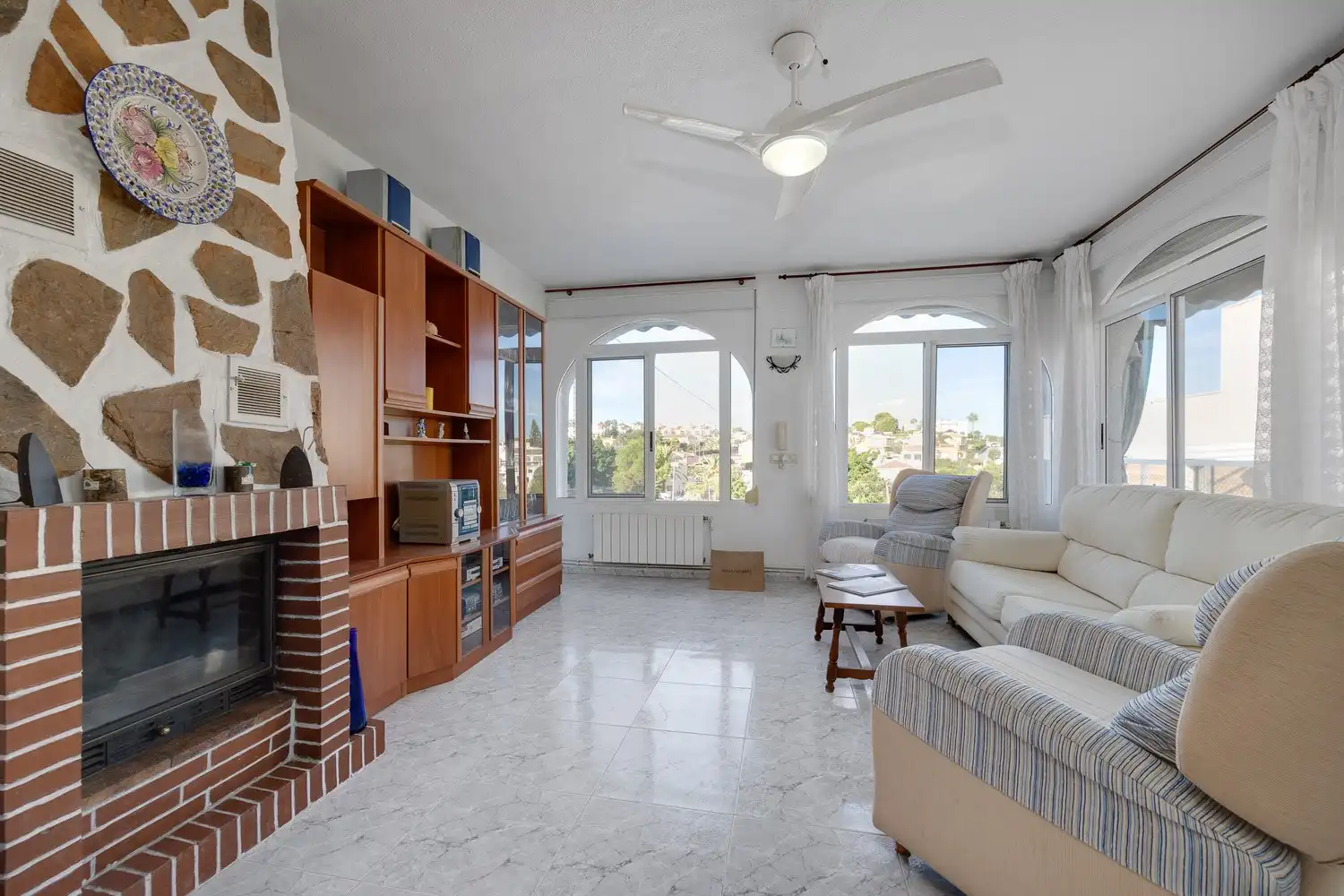 Sala de estar de Casa adosada en venta en Torrevieja con Aire acondicionado, Calefacción y Jardín privado