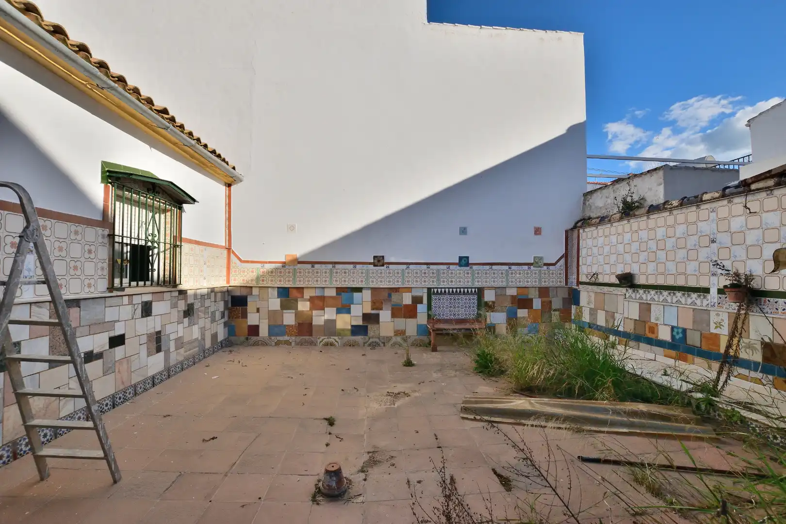 Vista exterior de Casa adosada en venda en Ronda amb Terrassa i Balcó