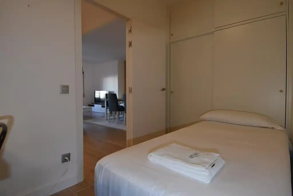 Dormitori de Pis de lloguer en Girona amb Aire condicionat, Calefacció i Terrassa