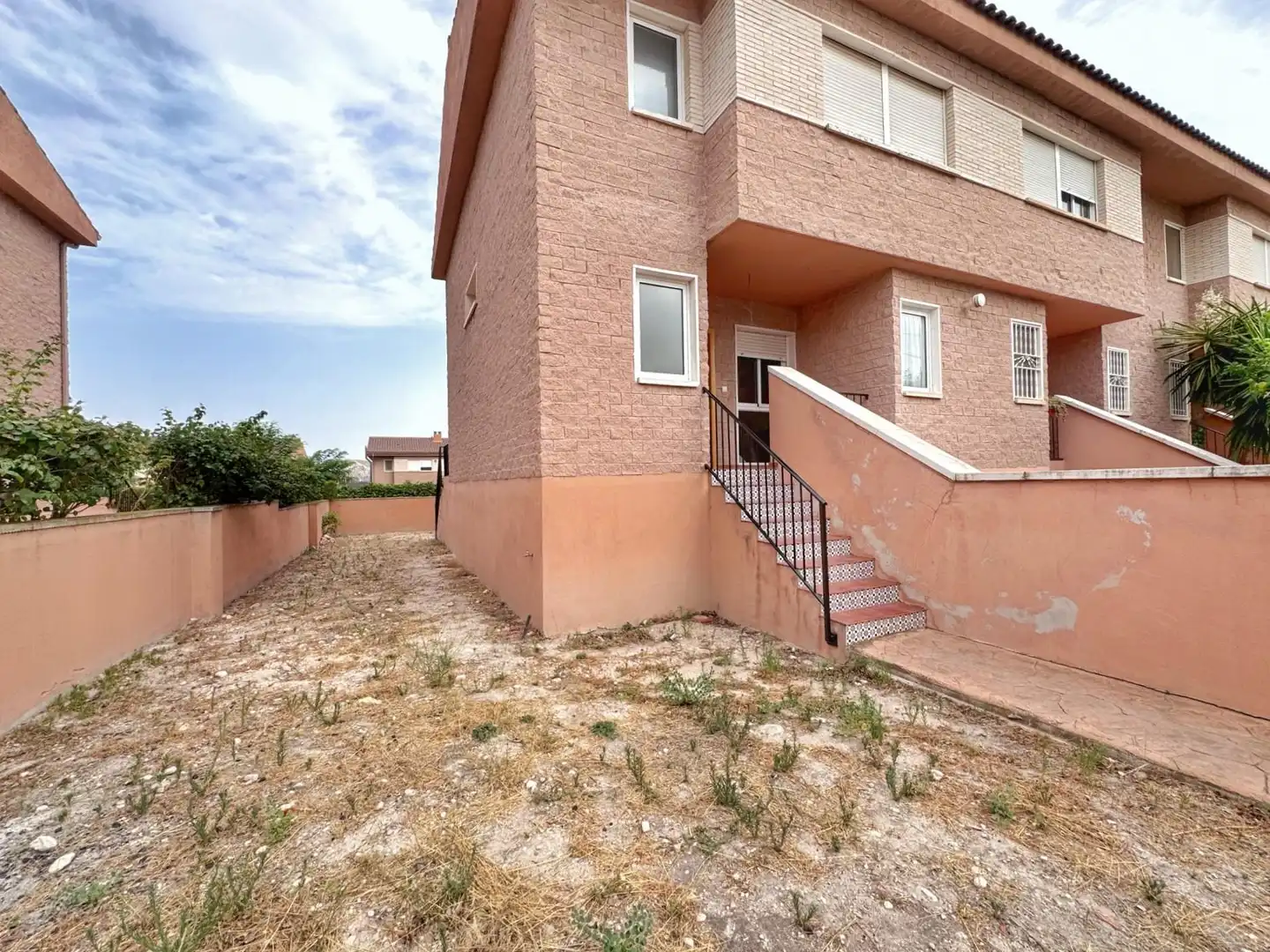 Vista exterior de Casa adosada en venta en Petrer con Jardín privado, Balcón y Piscina comunitaria