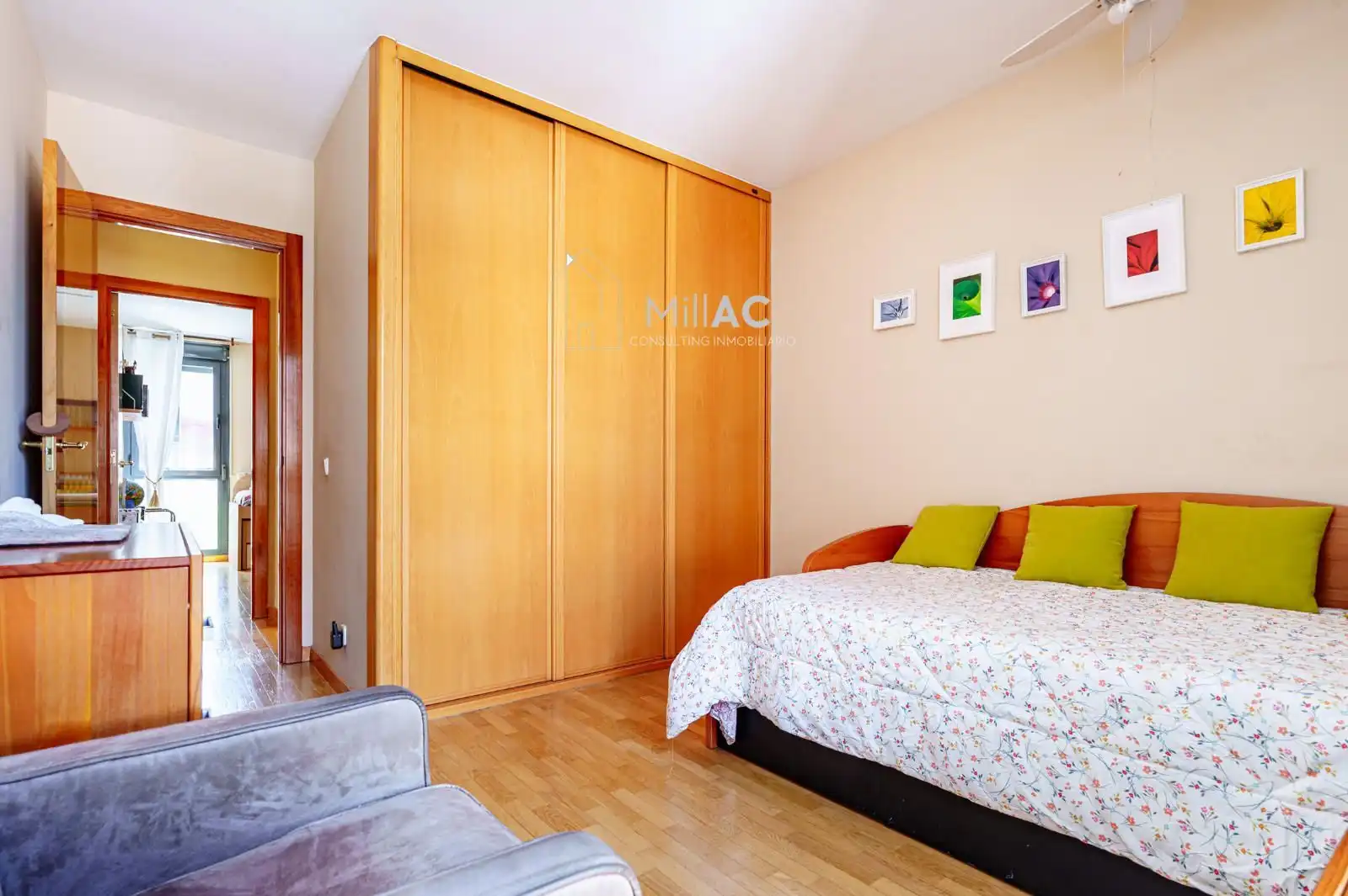 Habitación de Casa adosada en venta en Madrid con Aire acondicionado, Calefacción y Jardín privado