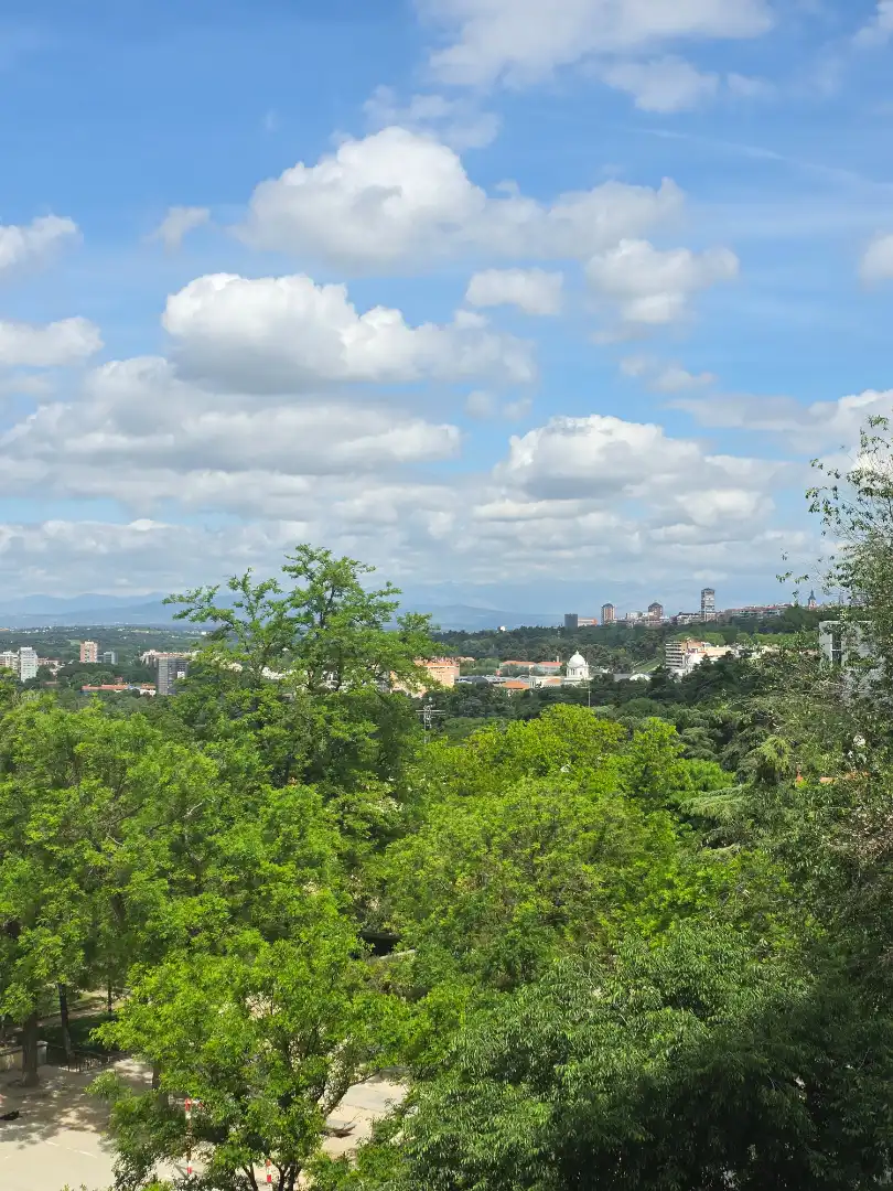 Außenansicht von Wohnung zur Miete in Madrid mit Heizung, Parkett und Balkon
