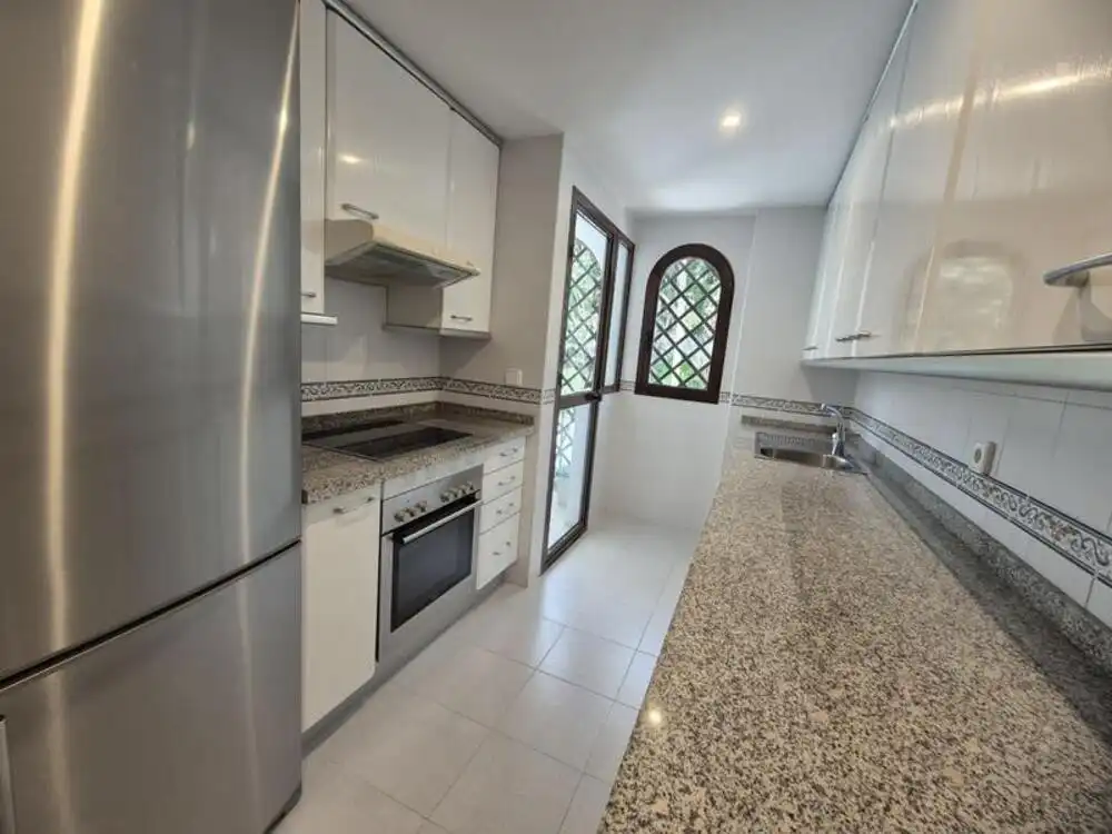 Cuina de Apartament de lloguer en Marbella amb Aire condicionat, Terrassa i Traster