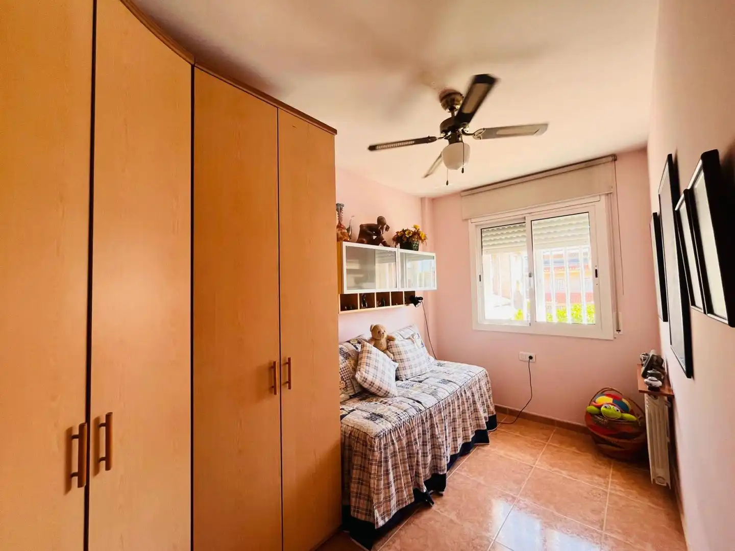Schlafzimmer von Einfamilien-Reihenhaus zum Verkauf in Cubelles mit Heizung, Privatgarten und Schwimmbad